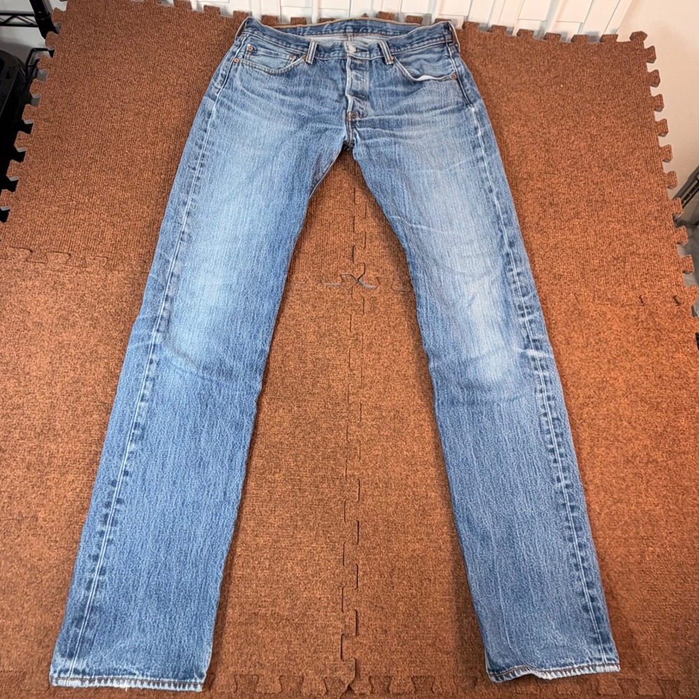 Levis 501 Button Fly Jeans Mens 31x33 Straight Leg Denim Light Wash Blue A+ fit